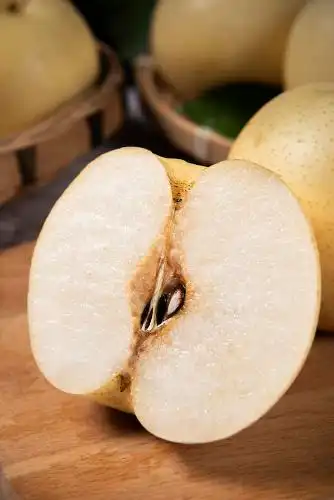 桌上切开的皇冠梨 梨