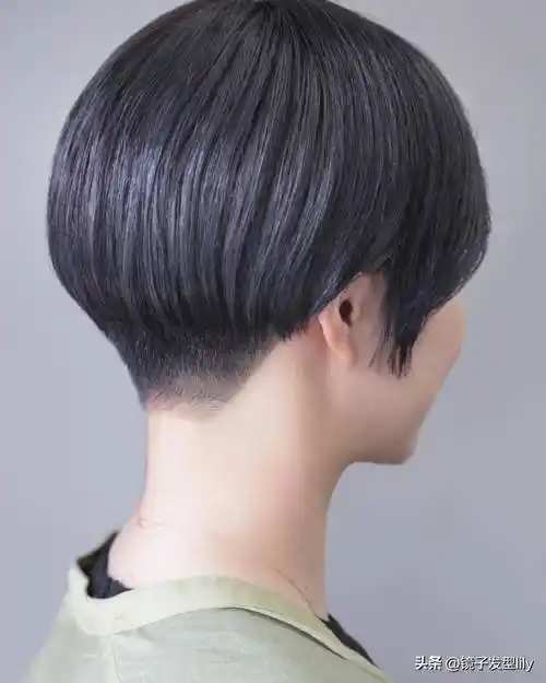 女人过了40岁,后脖铲短短发,利落清爽美美哒