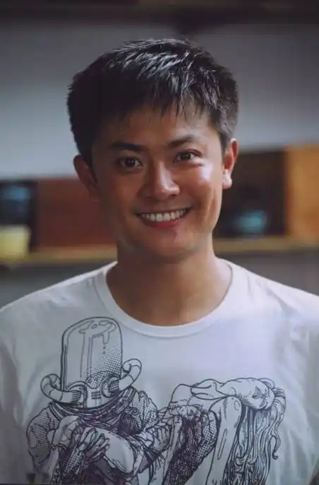 资料图片:《派克式左轮》鲁杭(印小天饰)定妆照