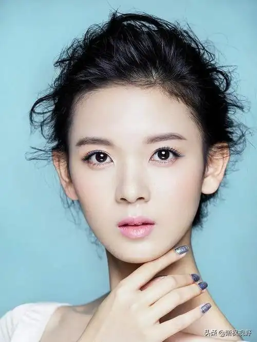 鞠婧祎,1994年6月18日出生于四川省遂宁市,中国内地流行乐女歌手,影视