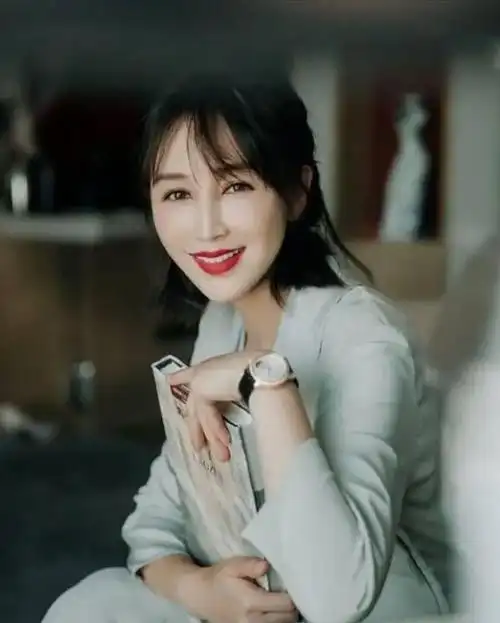 她和丈夫患难与共住地下室为他生三胎如今被宠成了一个小公主