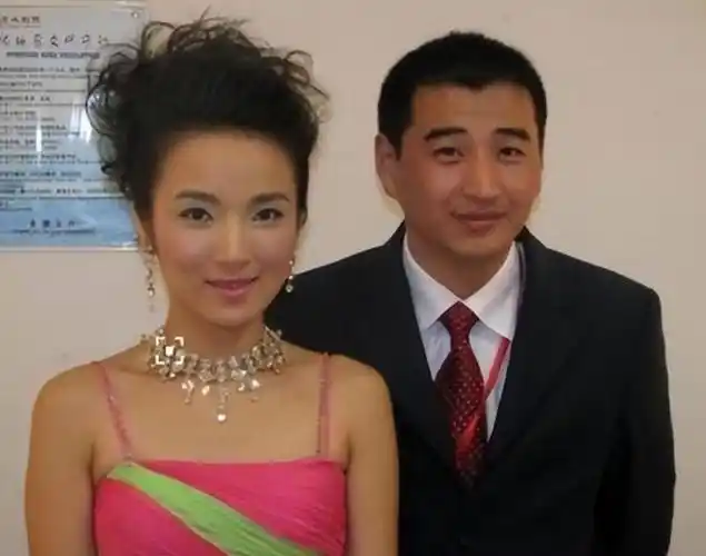 央视主持人管彤:嫁普通丈夫,42岁高龄生子,如今幸福美满