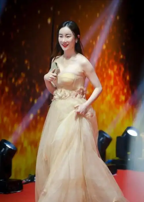 张檬穿泳衣海边嬉戏,不浪费热度再秀丰满身材,难怪小五非要官宣