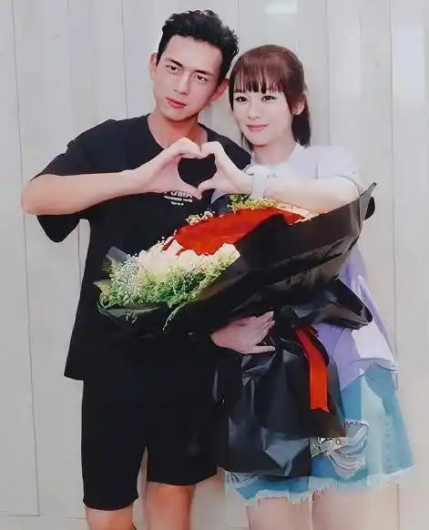 有种"合照"叫杨紫李现,只要站在一起,彼此的距离就不超过3cm