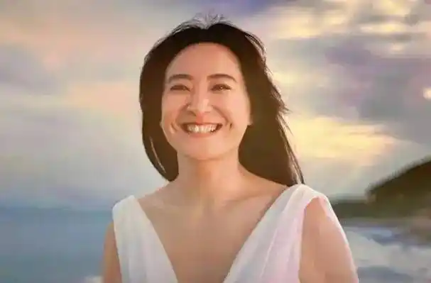 贾玲狂瘦一百斤!她穿白色露背长裙梨窝浅笑又美又飒!_本人_显得_长发