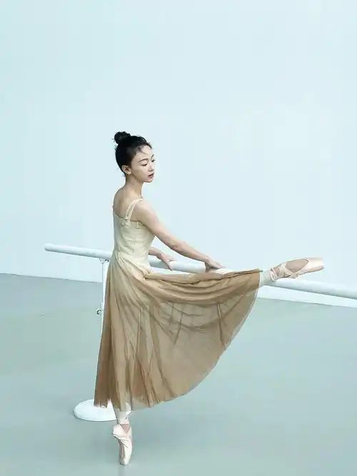 练舞蹈的女孩就是有气质吴谨言举手投足间散发出舞者魅力