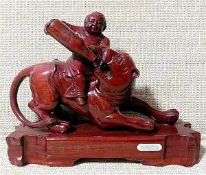 1998青岛国际啤酒节纪念品红木嵌银丝虎年摆件王士成微雕水调歌头