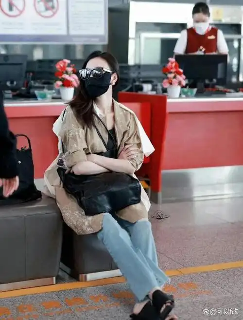 倪妮大方秀身材,低胸露边,性感的无药可救