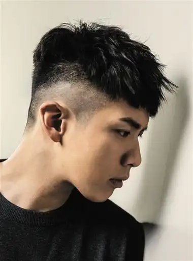 柯震东《再见瓦城》中留着寸头的柯震东,皮肤被晒得黝黑,甚至连妆都没