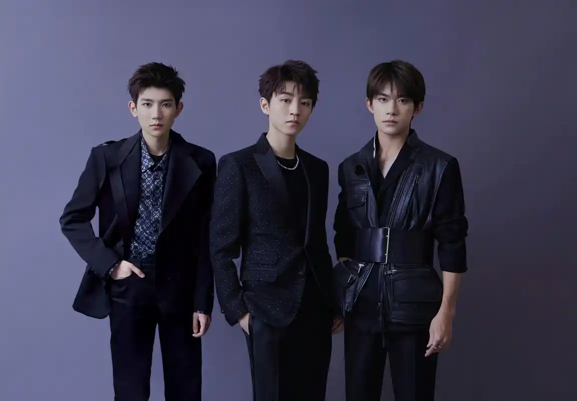 近日,tfboys的成员王源和易烊千玺在社交媒体上晒出了他们与队长