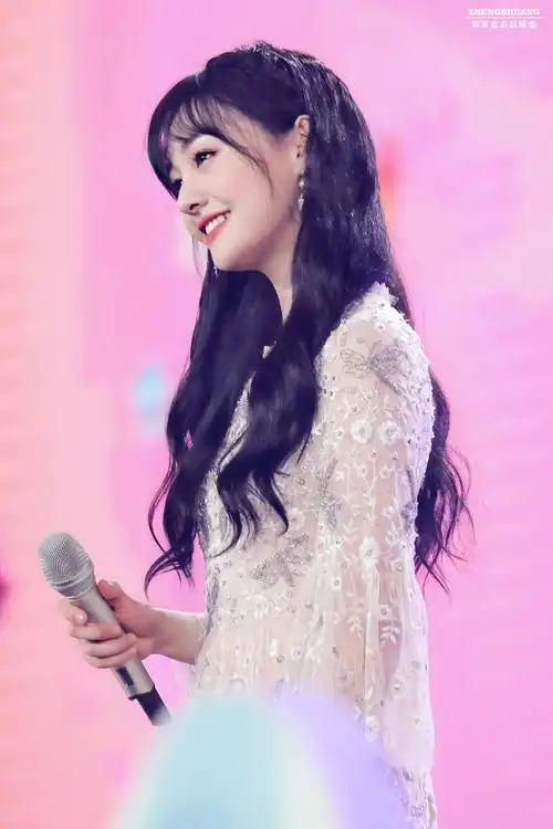 郑爽版小倩最新路透,造型清新可爱有一种小仙女的感觉