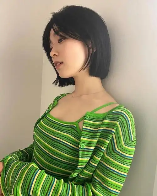 短发 兴甜酷～方圆脸女生的福音
男生都无法抗拒的一款发型
适合