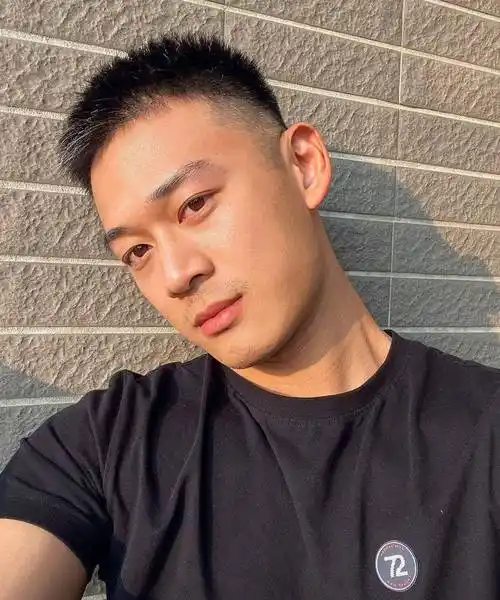 2,男生"简约"短发男生想要改变自己的气质形象,除了穿衣打扮外,我们还