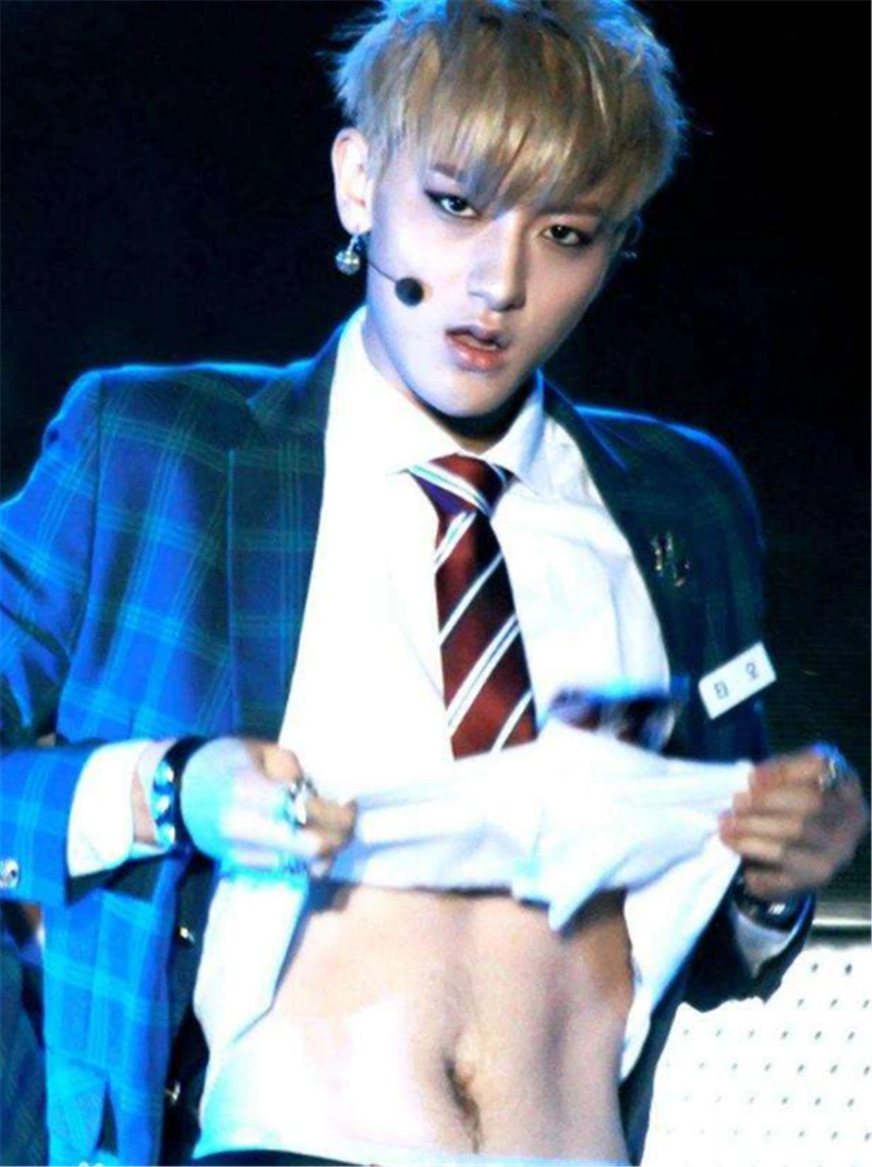 鹿晗腹肌,张艺兴腹肌,黄子韬腹肌,和他一比全都输了!