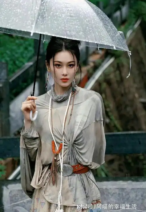 雨中美人张馨予抬眸看雨五官精致动人