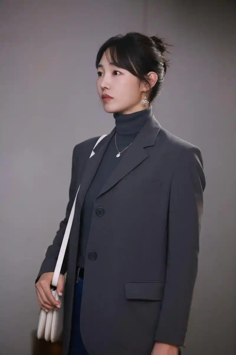 白百何 骄阳伴我 最新剧照,轻松拿捏职场风穿搭~ #秋日生活创作季