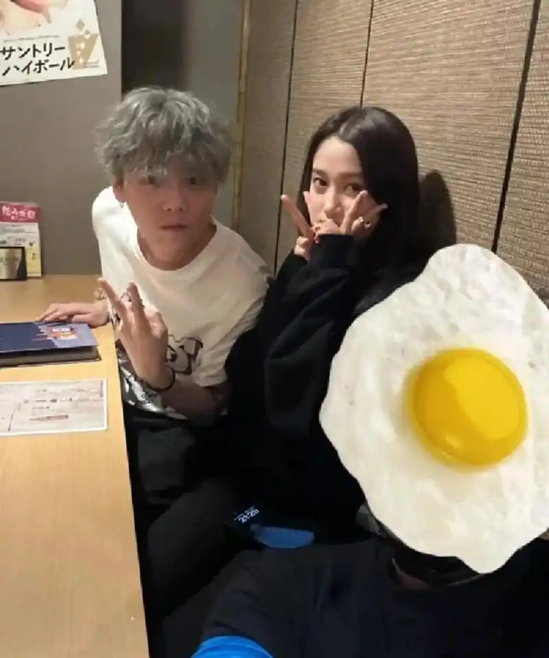 鹿晗现身成都被偶遇,疑似探班女友关晓彤,鹿晗背影壮了不少