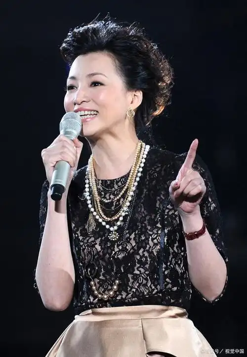 董卿:从央视一姐到舆论风口,她的转型之路有多艰辛?