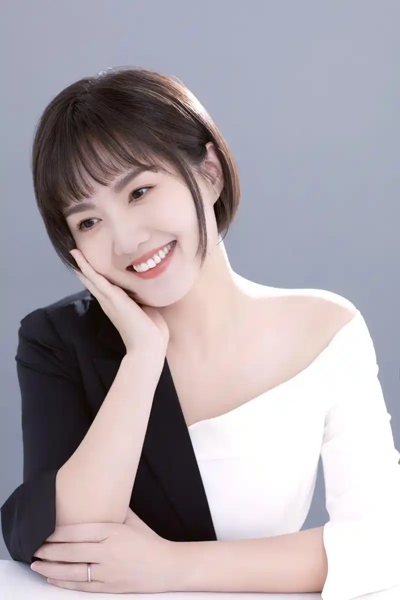 主持人蒋小涵发布新歌《初心》,为热爱献礼