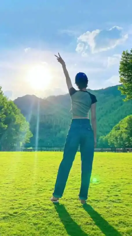 唐嫣背影比耶照