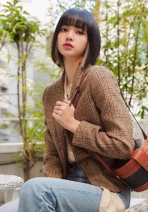 lisa的黑茶色短发超显白