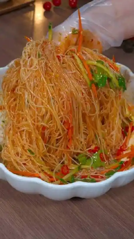 天气热没胃口吃饭的时候,试试这道凉拌粉丝,酸辣爽口,