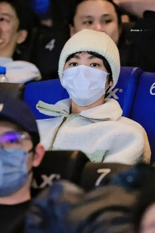 王俊凯现身电影年会不能停首映礼##王俊凯白色毛线帽造型