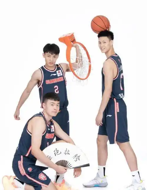 这张照片最为搞笑,两个徐中锋,上演最萌身高差.