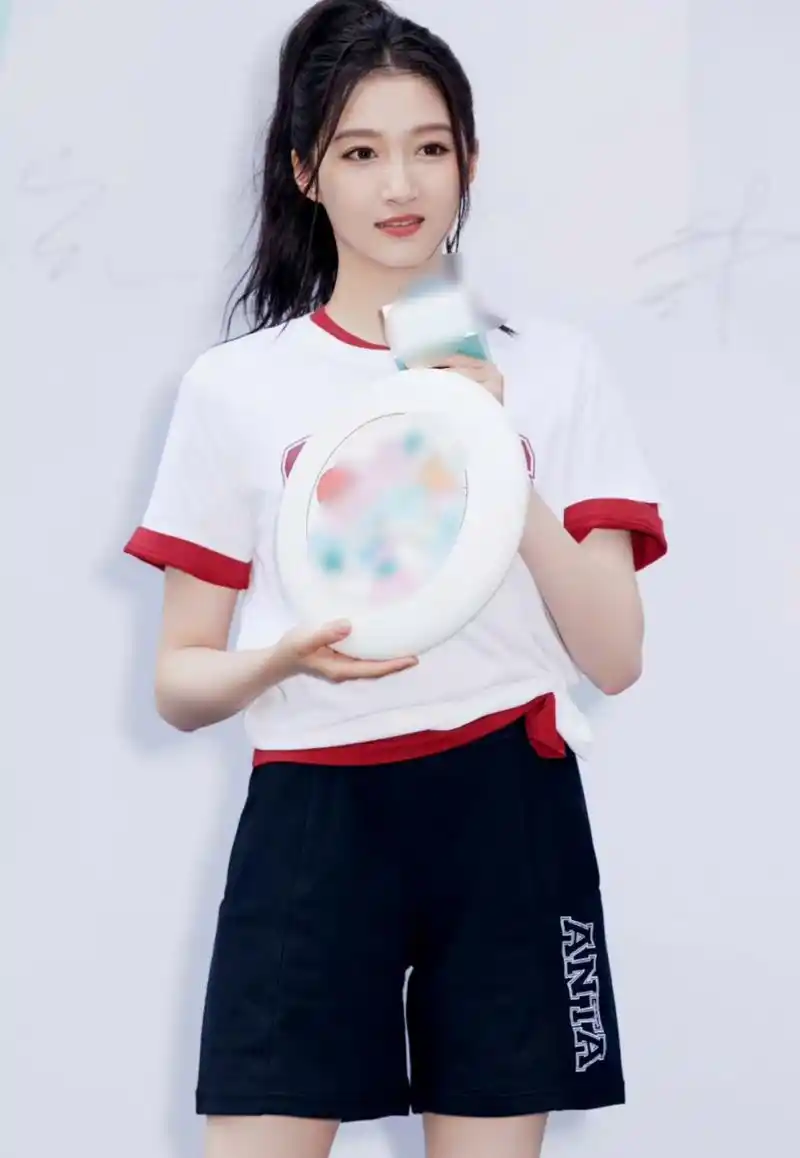 关晓彤到南京参加品牌活动,不穿礼服反而更好看了,梳起高马尾正符合她