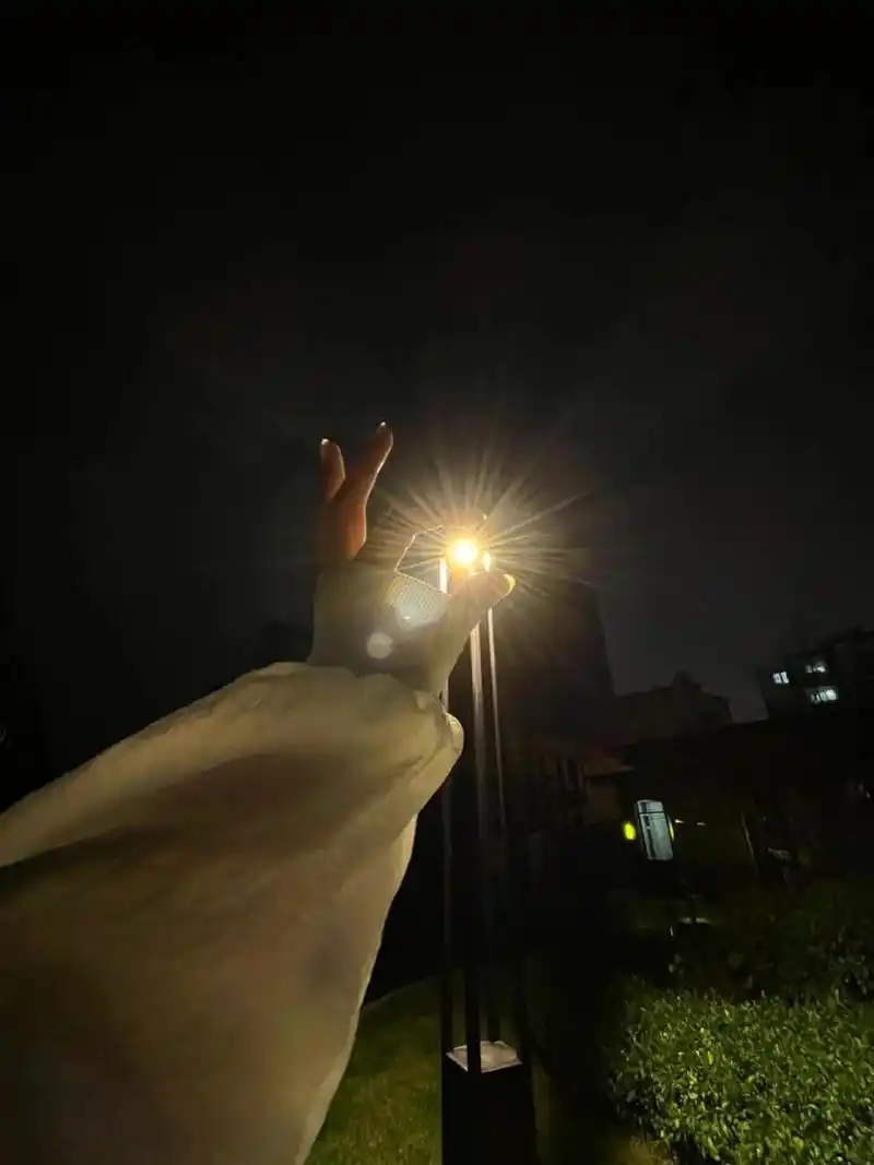 伤感图片分享|文案分享 7414 本该止于秋水的寂寞,你的三言两语又