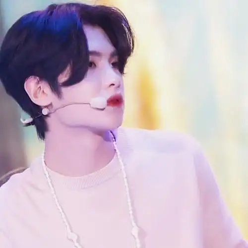 黄明昊自截头像