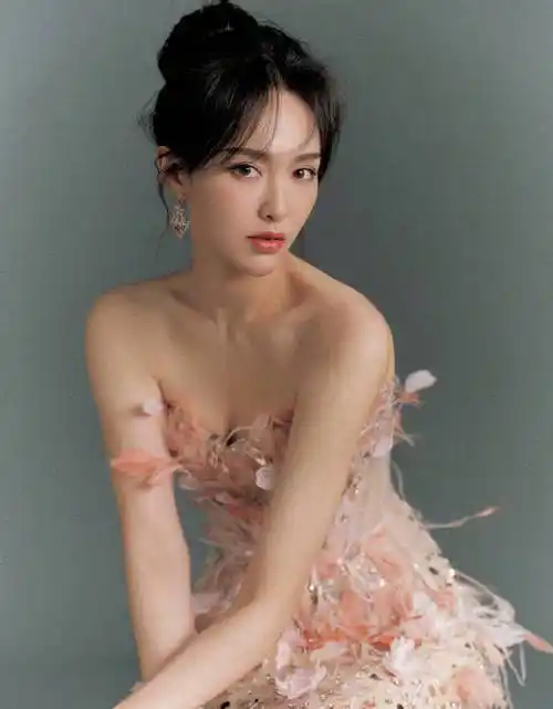 寒潮来袭唐嫣发暴露写真,低胸礼服秀锁骨和事业线,太暴露引热议_网友