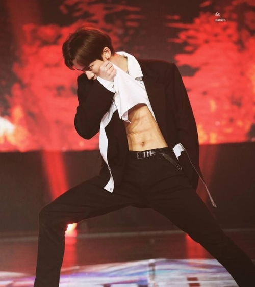 "追光吧哥哥"秀腹肌,烧饼搓衣板,李汶翰帅气,丁泽仁也不差!