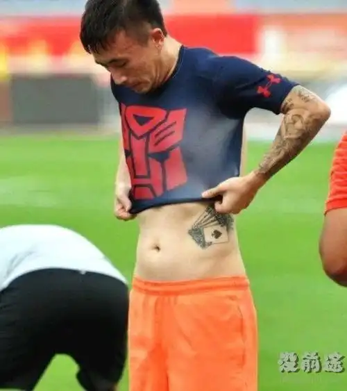 中国球迷要体谅男足球员吃个大餐有什么嘛毕竟中国男足又不用踢世界杯