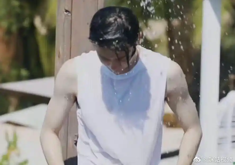 王一博健身照 高糊照也阻挡不了一宝的帅气