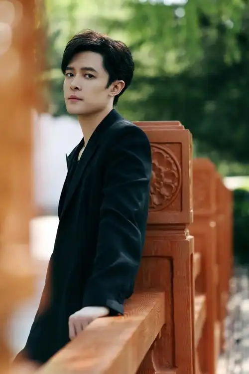 付辛博官宣签约爱奇艺