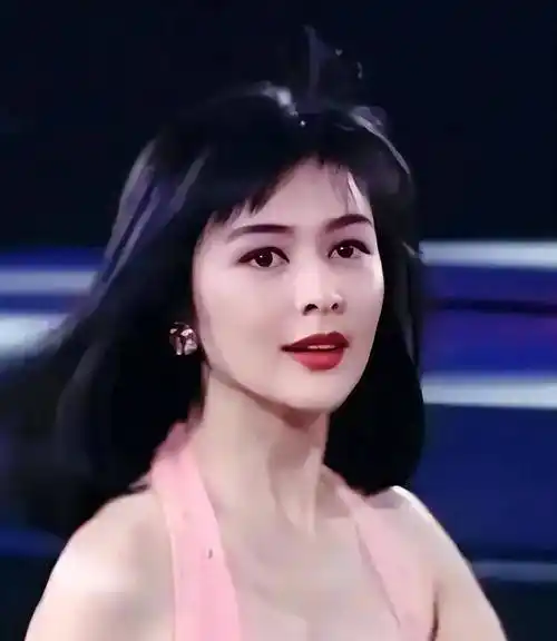 由此可见她本人的漂亮是多么的惊艳,看看下图关之琳20出头的造型,发型