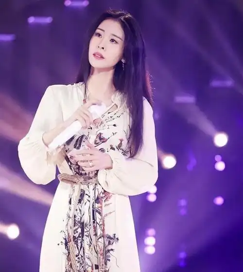 对于张碧晨而言,自2018年怀孕至今,这5年的时间褪去了她身上的青涩.