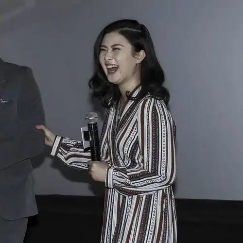 沈腾老婆胖出新高度穿格子针织开衫配小黑裤肉都堆在脖子上了