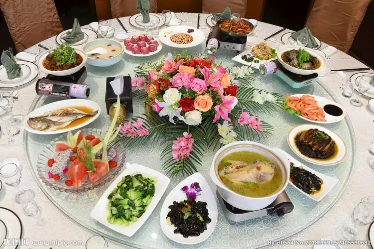一桌丰盛的菜肴图片