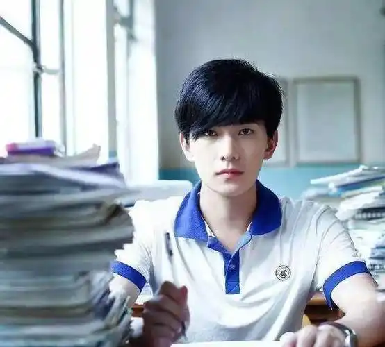 当肖战龚俊宋亚轩等一众男星穿上校服你最想和谁做同桌