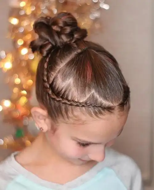 后脑的麻花半编发上点缀上精美的蝴蝶结发型,更小公主啦.