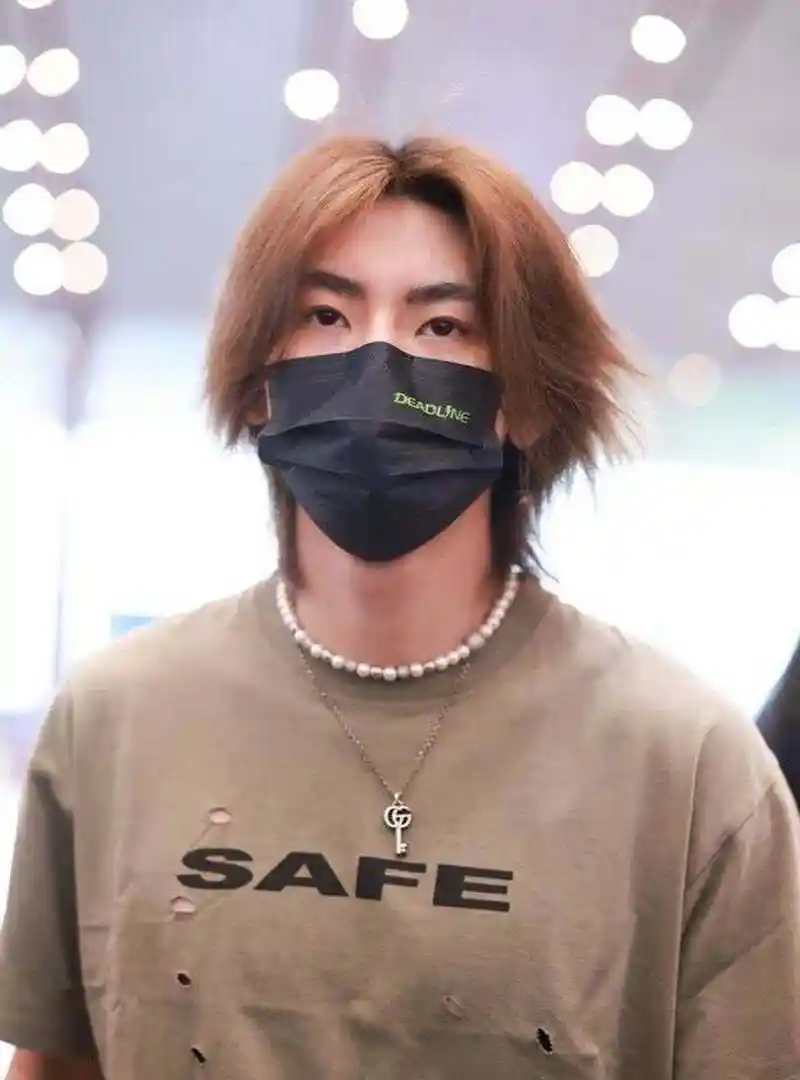 小鬼王琳凯街拍机场:字母t破洞裤,叠戴项链,时尚个性