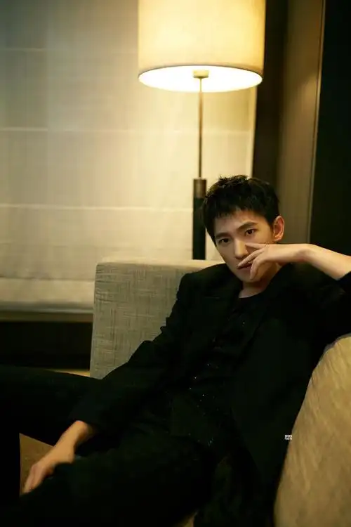 杨洋新发型亮相时尚盛典 清爽短发被赞"man爆了"