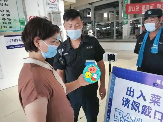 进入公共场所自觉 佩戴口罩