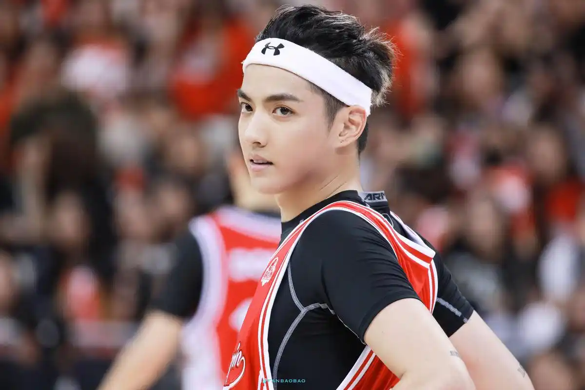 作为"最佳演技篮球运动员",无数人在里士满的椭圆篮球场遇到过吴亦凡.