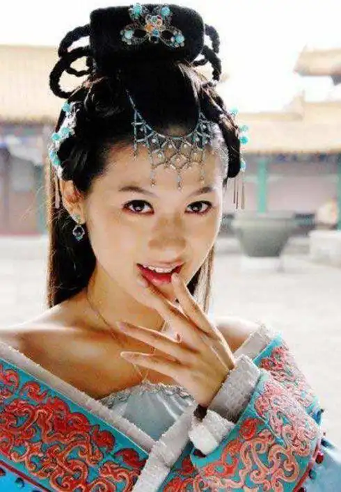 延禧攻略里演琥珀跟朱一龙传过绯闻参加林丹婚礼抢新娘风头