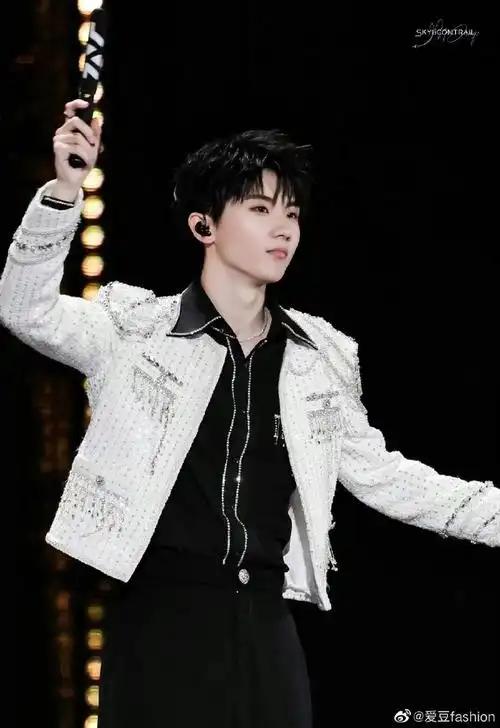 分享一些马嘉祺舞台神图,每一张都好绝@时代少年团队长-马嘉祺