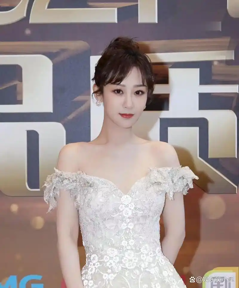 杨紫一袭白色晚礼服太美啦 完全被甜到了