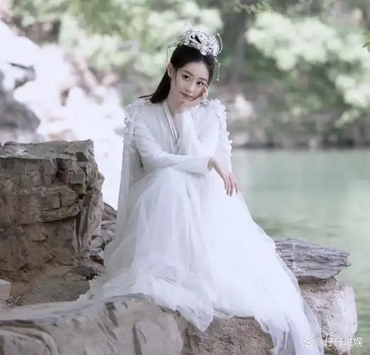 说起祝绪丹,大家对她的初印象应该是《三生三世十里桃花》里的玄女了.